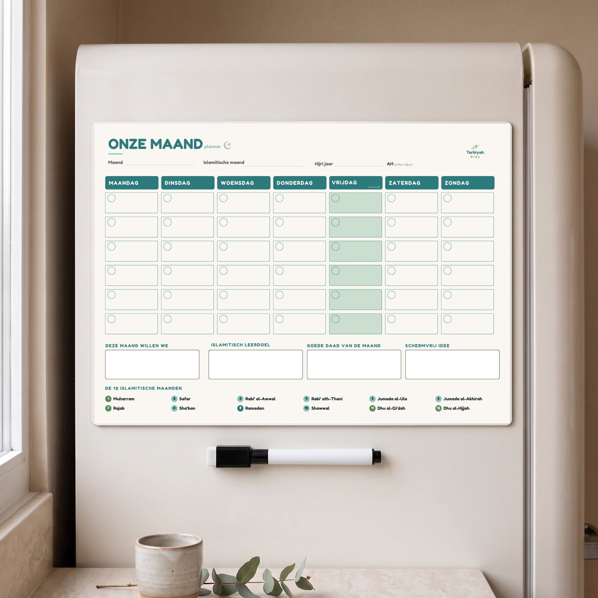Onze Maand magneetplanner A3 op de koelkast met magnetische whiteboardmarker