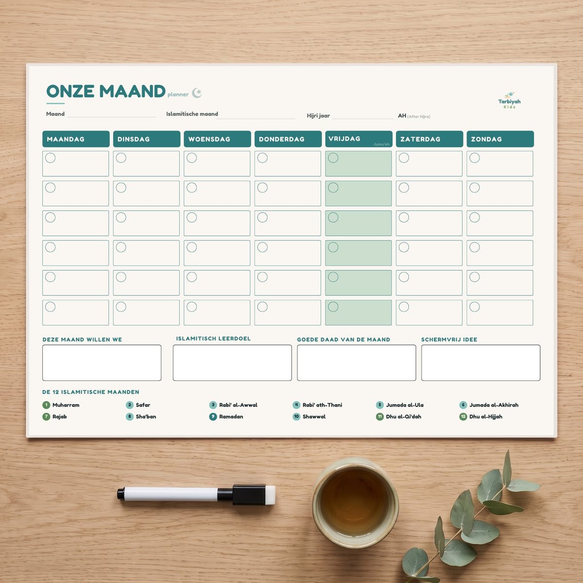 Onze Maand magneetplanner A3 op tafel met marker en een kop thee