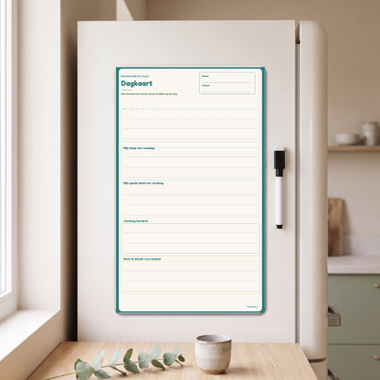 Dagkaart magneetplanner op de koelkast met magnetische whiteboardmarker