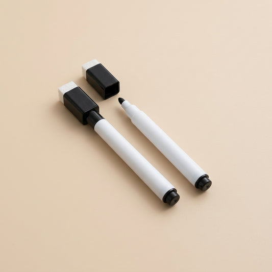 Magnetische whiteboardmarker met witte body en zwarte magnetische dop met wisser