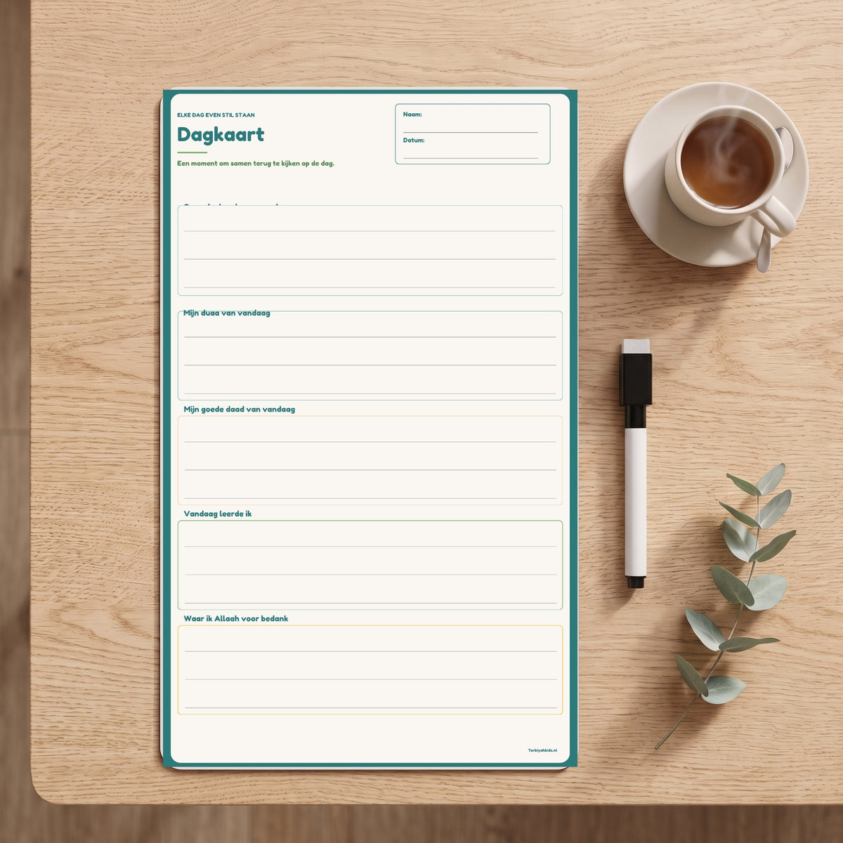 Dagkaart magneetplanner op tafel met marker en een kop thee