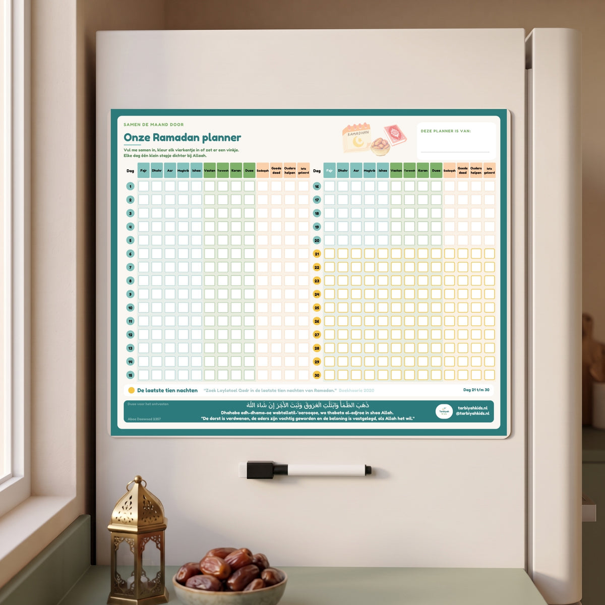 Ramadan Planner magneetplanner op de koelkast met marker, lantaarn en dadels