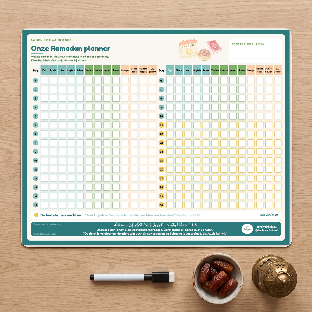 Ramadan Planner magneetplanner op tafel met marker en een schaaltje dadels